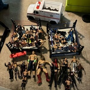 Lot of 30 wrestling figures and accessories